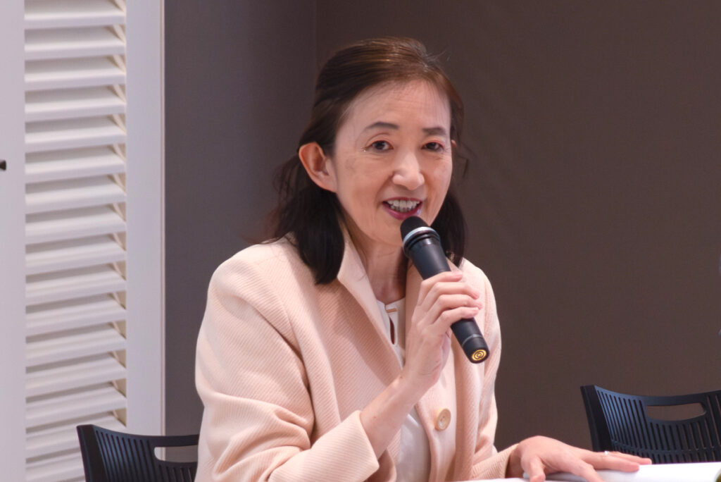 発言する山川百合子